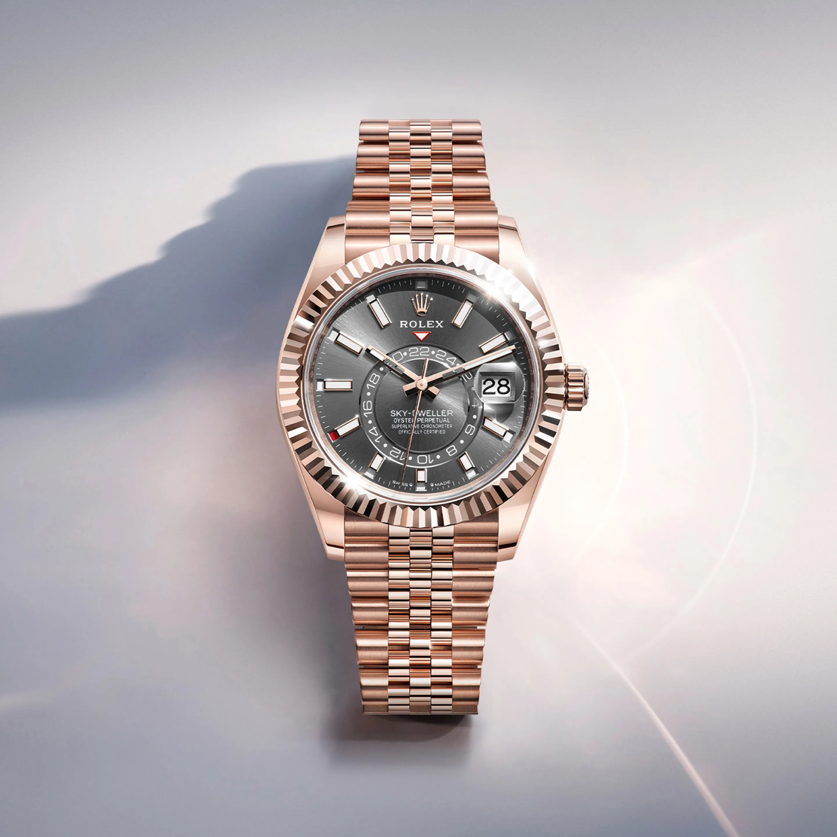 rolex Sky-Dweller    - L’ora di riferimento – quella del luogo d’origine o dell’abituale luogo di lavoro di chi indossa l’orologio – è indicata sul disco decentrato delle 24 ore tramite un triangolo rosso fisso. Grazie alla visualizzazione 24 ore del disco, è possibile distinguere senza equivoci le ore del giorno da quelle della notte del fuso orario di riferimento. I quadranti sono ora dotati di indici rettangolari, di lancette più lunghe e della visualizzazione Chromalight con luminescenza a emissioni di lunga durata, che ne migliorano ulteriormente la leggibilità. 
Il mese in corso è indicato dal colore rosso intenso all’interno di una delle 12 finestrelle rettangolari sul quadrante, una caratteristica che contraddistingue il calendario annuale Saros. Questo ingegnoso meccanismo semplifica la vita di chi indossa l’orologio, che non deve più preoccuparsi di correggere la data alla fine dei mesi di 30 giorni. Il calendario annuale indica la data corretta per tutto l’anno. È necessaria un’unica regolazione, il 1° marzo, in base alla durata del mese di febbraio di 28 o 29 giorni. La data è collegata all’ora locale e si aggiorna automaticamente in funzione del fuso orario locale di chi viaggia.
