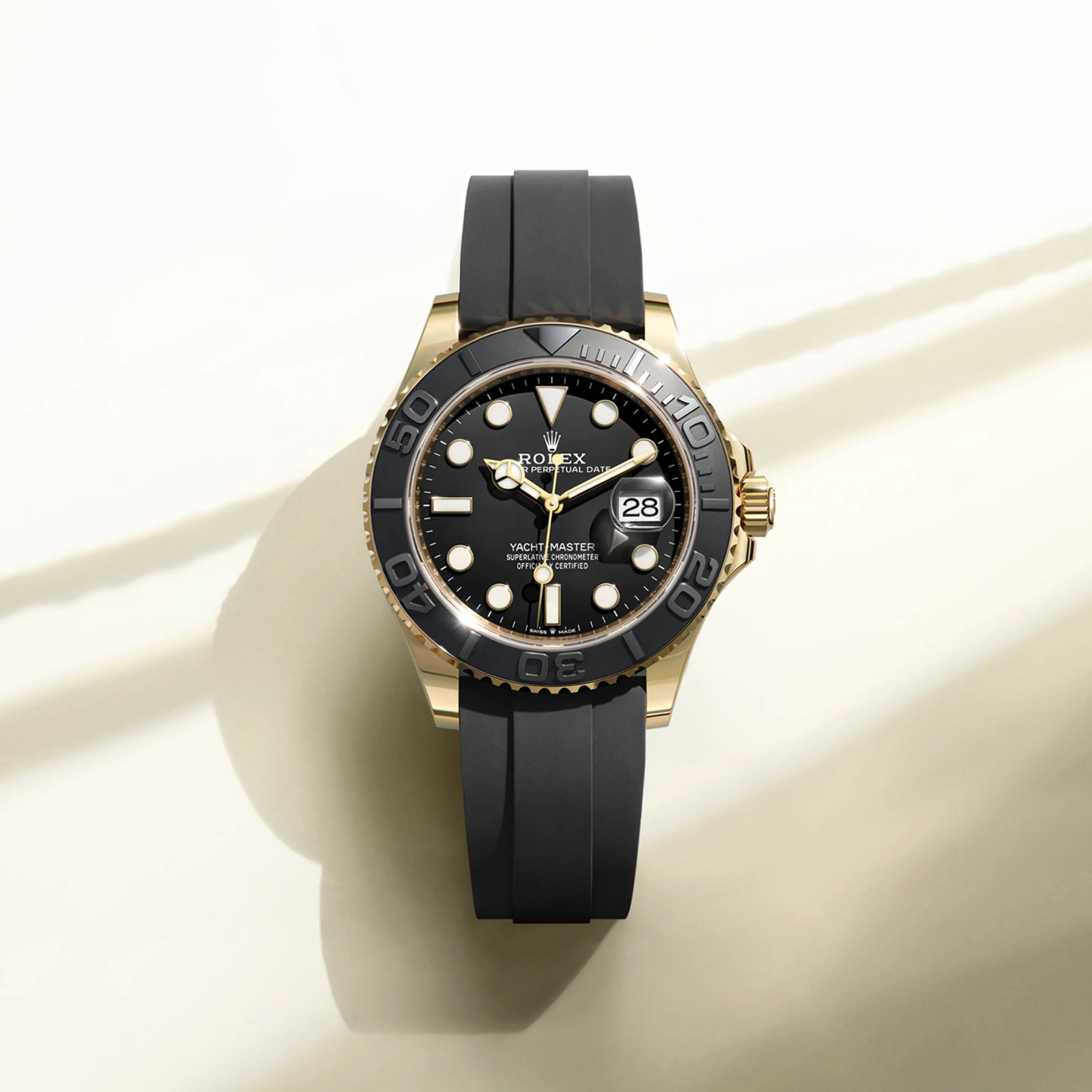 rolex Yacht-Master    - La lunetta girevole bidirezionale graduata 60 minuti dello Yacht‑Master è realizzata interamente in metallo prezioso – oro Everose o platino – o dotata di un disco Cerachrom in ceramica ad alta tecnologia, in base al modello. Le graduazioni e i numeri in rilievo con finitura lucida si stagliano sullo sfondo opaco con finitura sabbiata. Questa lunetta funzionale, che permette a chi indossa l’orologio di leggere una durata, ad esempio il tempo di percorrenza tra due boe, è anche una componente chiave dell’identità unica dello Yacht‑Master.