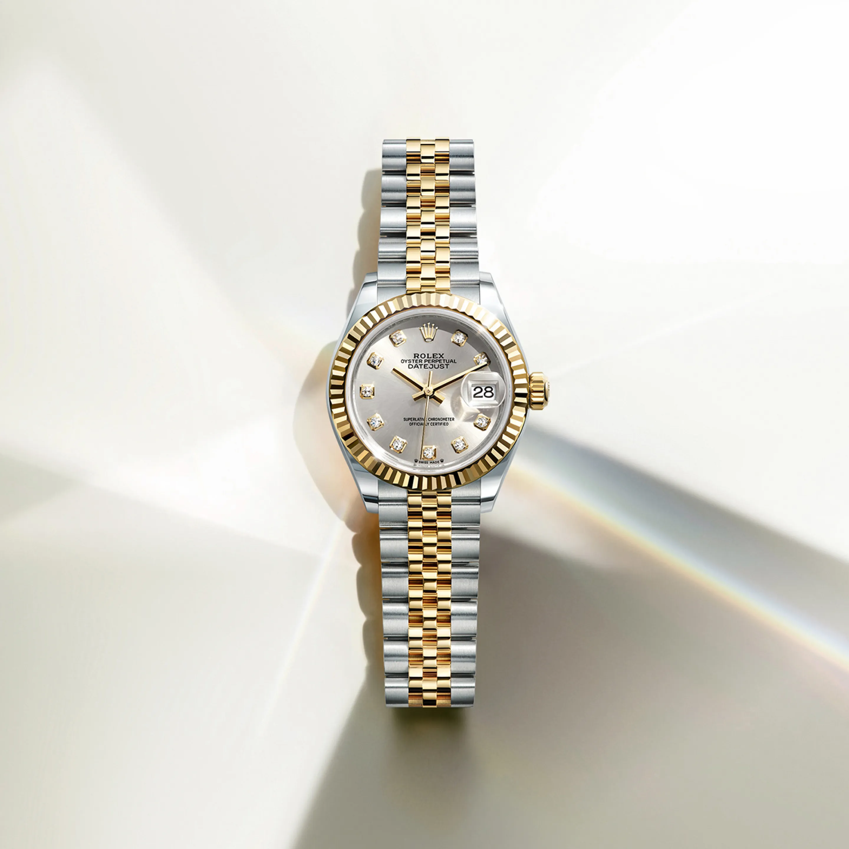 rolex Lady-Datejust    - Il quadrante presenta diamanti in castoni d’oro 18 ct. La finitura soleil crea delicati riflessi di luce su molti quadranti della collezione Oyster Perpetual. Per ottenerla, si fa ricorso a sapienti tecniche di spazzolatura che producono lievi scanalature che si diramano dal centro del quadrante verso l’esterno. La luce si propaga uniformemente lungo ogni incisione, dando vita a un leggero, caratteristico bagliore che si sposta a seconda della posizione del polso. Una volta che la finitura soleil è stata completata, il colore del quadrante viene applicato usando la deposizione fisica da vapore o la galvanoplastica. Un sottile strato di vernice conferisce al quadrante il suo aspetto finale.
