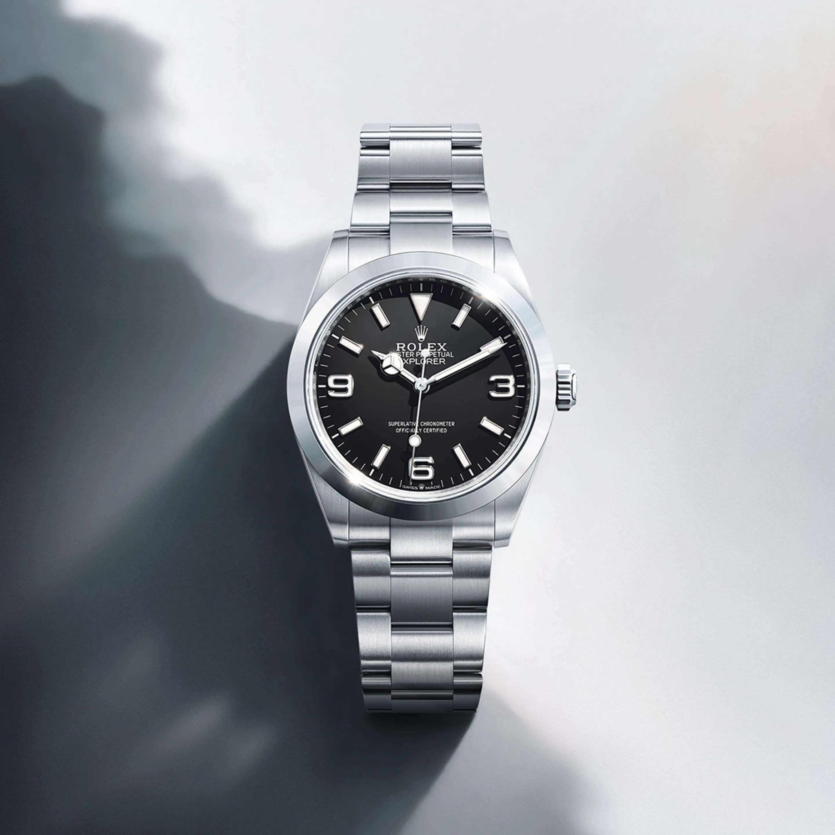 rolex Explorer    - Il quadrante è il volto di un orologio Rolex, l’elemento che più di ogni altro conferisce a ogni segnatempo un’identità unica, assicurandone al contempo la leggibilità. I numeri 3, 6 e 9 che caratterizzano il modello Explorer sono rivestiti di un materiale luminescente a emissioni di lunga durata di colore blu, alla stregua degli indici e delle lancette. Come per tutti i segnatempo Rolex, il quadrante dell’orologio Explorer 36 è progettato e prodotto internamente, per lo più a mano, per garantirne l’assoluta perfezione.