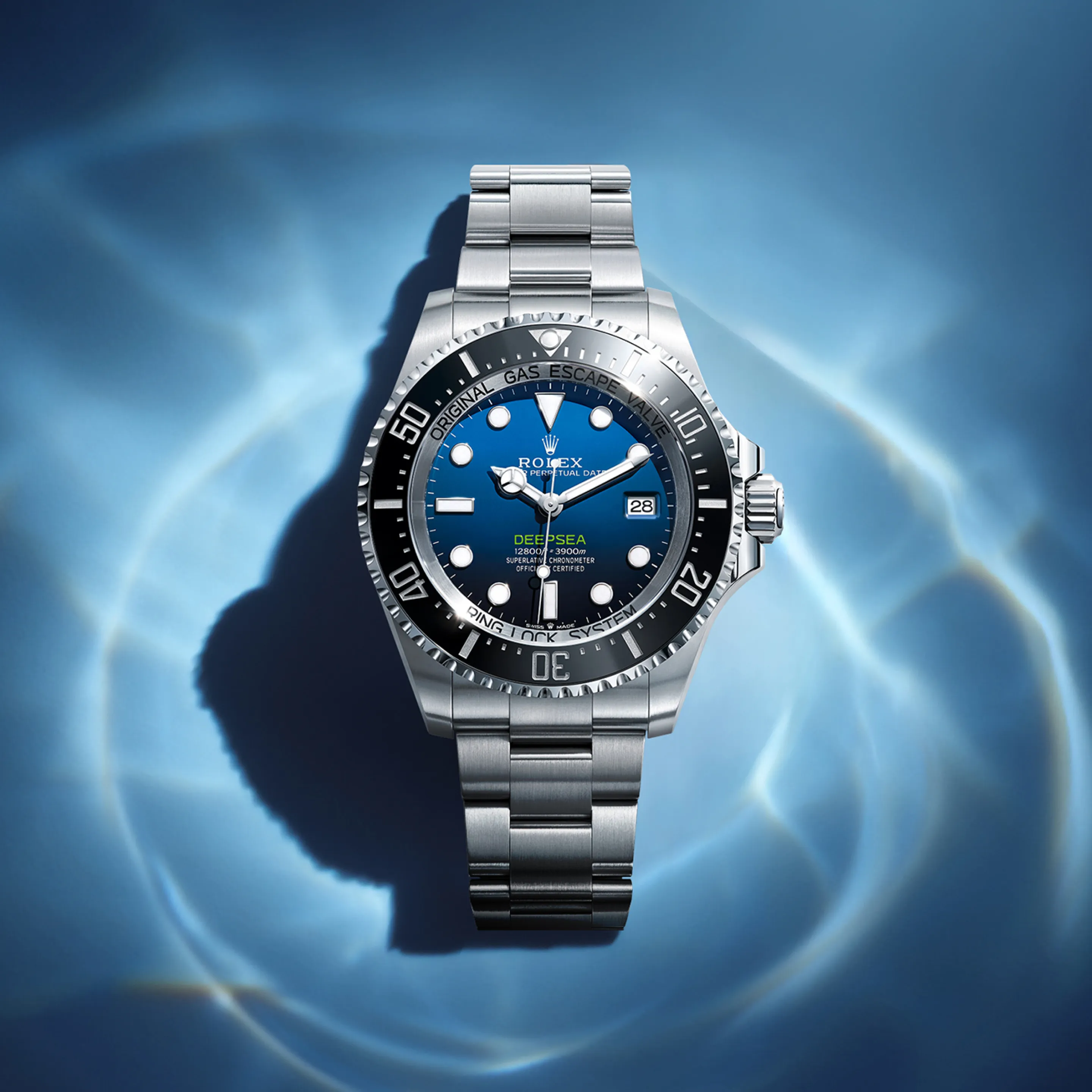 rolex Deepsea    - La lunetta girevole unidirezionale graduata 60 minuti del Rolex Deepsea permette di leggere i tempi di immersione e di decompressione con precisione e in assoluta sicurezza. Lo “zero” della scala graduata, contrassegnato da un triangolo, è visibile al buio grazie a un castone inserito nella massa che contiene un materiale luminescente blu a emissioni di lunga durata. La graduazione sulla lunetta è rivestita di un sottile strato di oro giallo mediante deposito PVD (Physical Vapour Deposition).

L’abbinamento dei toni di blu dell’anello di compressione, del quadrante e del disco della lunetta Cerachrom evoca le delicate sfumature dell’oceano, illuminate dall’oro giallo 18 ct della cassa e del bracciale Oyster.