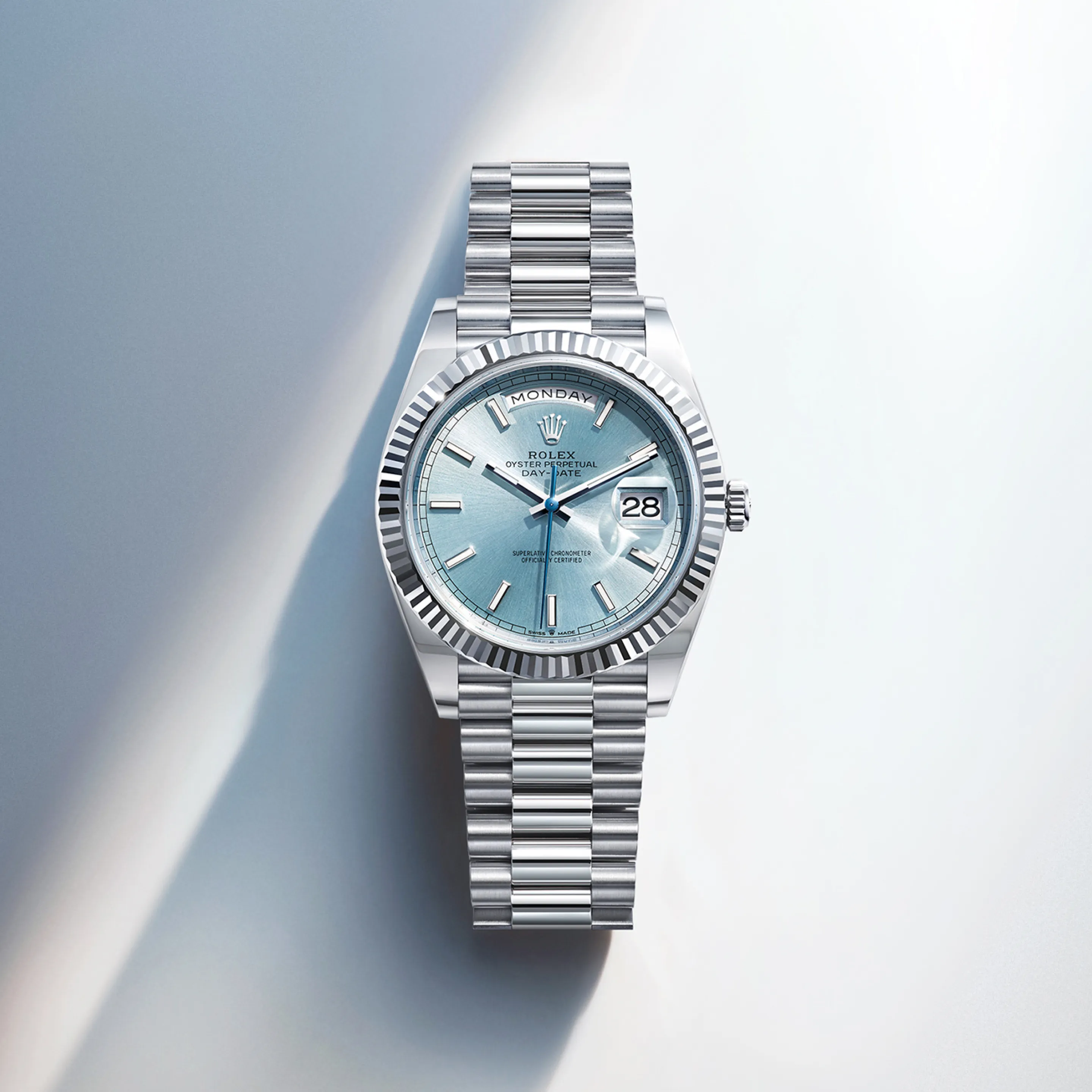 rolex Day-Date    - La lunetta zigrinata è un tratto distintivo degli orologi Rolex. La lunetta zigrinata dell’Oyster aveva in origine una funzione: serviva ad avvitarla alla cassa, contribuendo così a garantire l’impermeabilità dell’orologio. La zigrinatura era, di conseguenza, l’esatta riproduzione di quella del fondello che, per le stesse ragioni, veniva avvitato alla cassa con degli appositi strumenti Rolex. Col tempo la zigrinatura si è trasformata in un elemento estetico, un segno distintivo di Rolex che per questo Day-Date 36 è disponibile in platino.