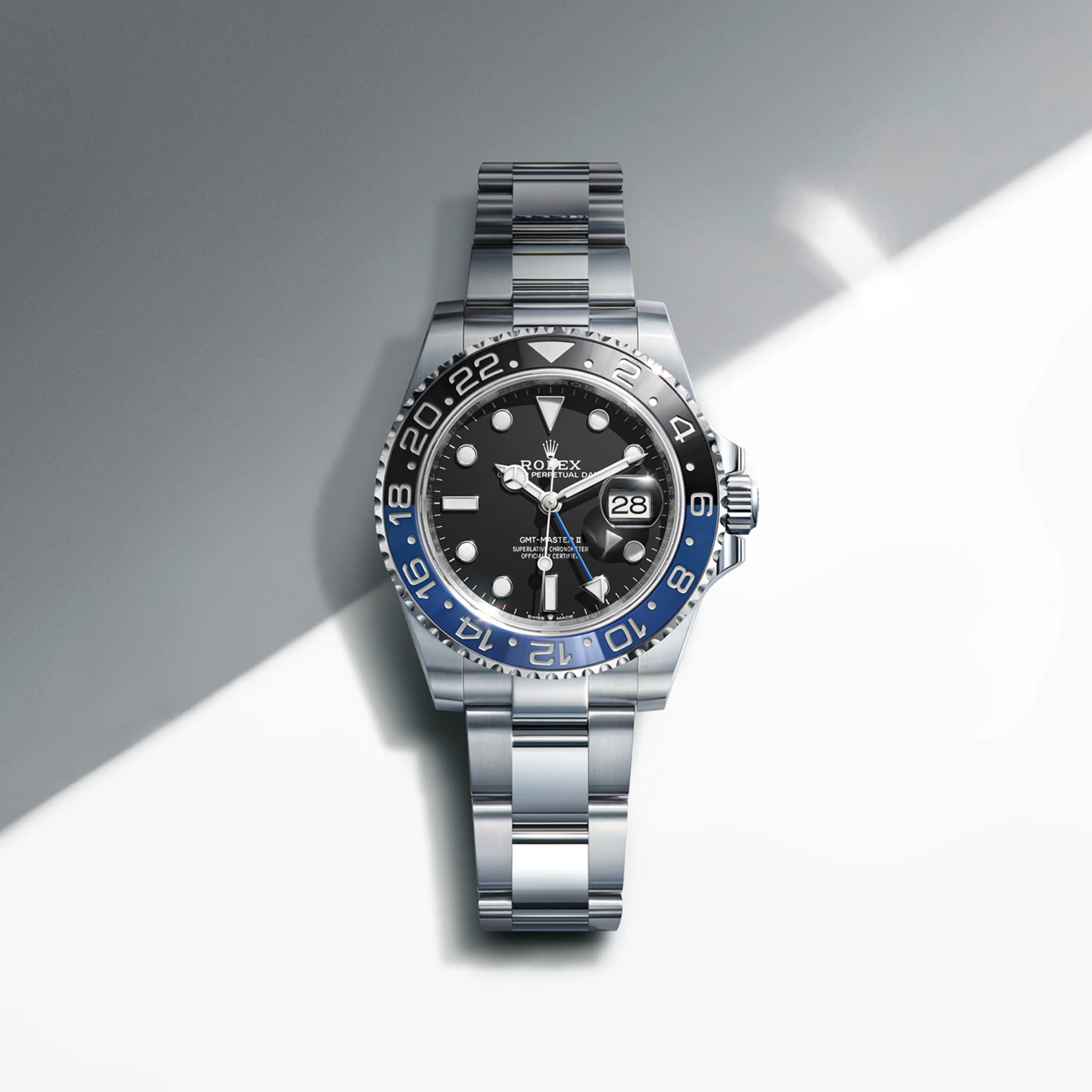 rolex GMT-Master II    - Questo modello presenta un quadrante nero e un disco della lunetta Cerachrom bicolore in ceramica verde e nera. A completamento delle tradizionali lancette delle ore, dei minuti e dei secondi, il GMT‑Master II esibisce una lancetta supplementare con punta a triangolo che effettua un giro del quadrante in 24 ore, così come una lunetta girevole bidirezionale graduata 24 ore. Questa lancetta 24 ore dal colore intenso indica l’ora di riferimento di un primo fuso orario di origine, leggibile sulla graduazione della lunetta. In viaggio, l’ora locale è indicata sul quadrante tramite la tradizionale lancetta delle ore che può essere regolata con facilità, in entrambe le direzioni e a salti di un’ora, grazie a un meccanismo comandato dalla corona di carica. La regolazione dell’ora locale avviene in modo indipendente dalla lancetta dei minuti e dei secondi. Ciò permette ai viaggiatori di regolare il nuovo fuso orario senza dover rinunciare alla precisione del loro orologio. Il disco della lunetta Cerachrom è nero e verde, un abbinamento cromatico esclusivo per questo modello.