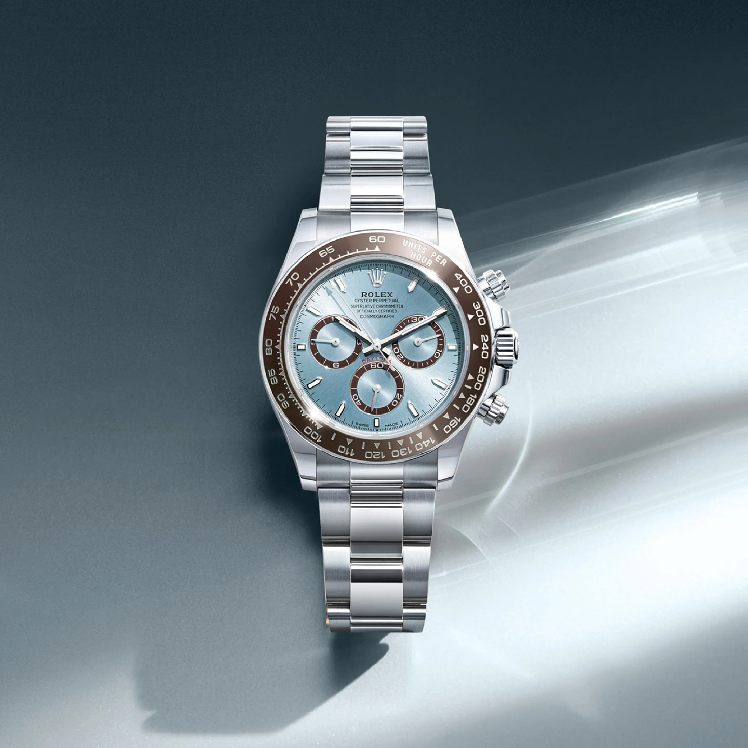 Rolex Cosmograph Daytona – Thanks to the bezel featuring an engraved tachymetric scale—a key element of its identity—this model is the perfect instrument for measuring average speeds of up to 400 miles or kilometers per hour. Combining high technology with elegant aesthetics, the black bezel echoes the 1965 model, which featured a black Plexiglas insert. The monobloc Cerachrom bezel, made of high-tech ceramic, offers numerous advantages: its hardness makes it virtually scratch-proof, its color remains unaffected by ultraviolet rays, and it is corrosion-resistant. Complementing this durability is the exceptional legibility of the tachymetric scale; the numerals and graduations are created by depositing a thin layer of platinum into the engraved markings using a physical vapor deposition process. The monobloc Cerachrom bezel alone ensures the crystal remains waterproof and securely held against the middle case.