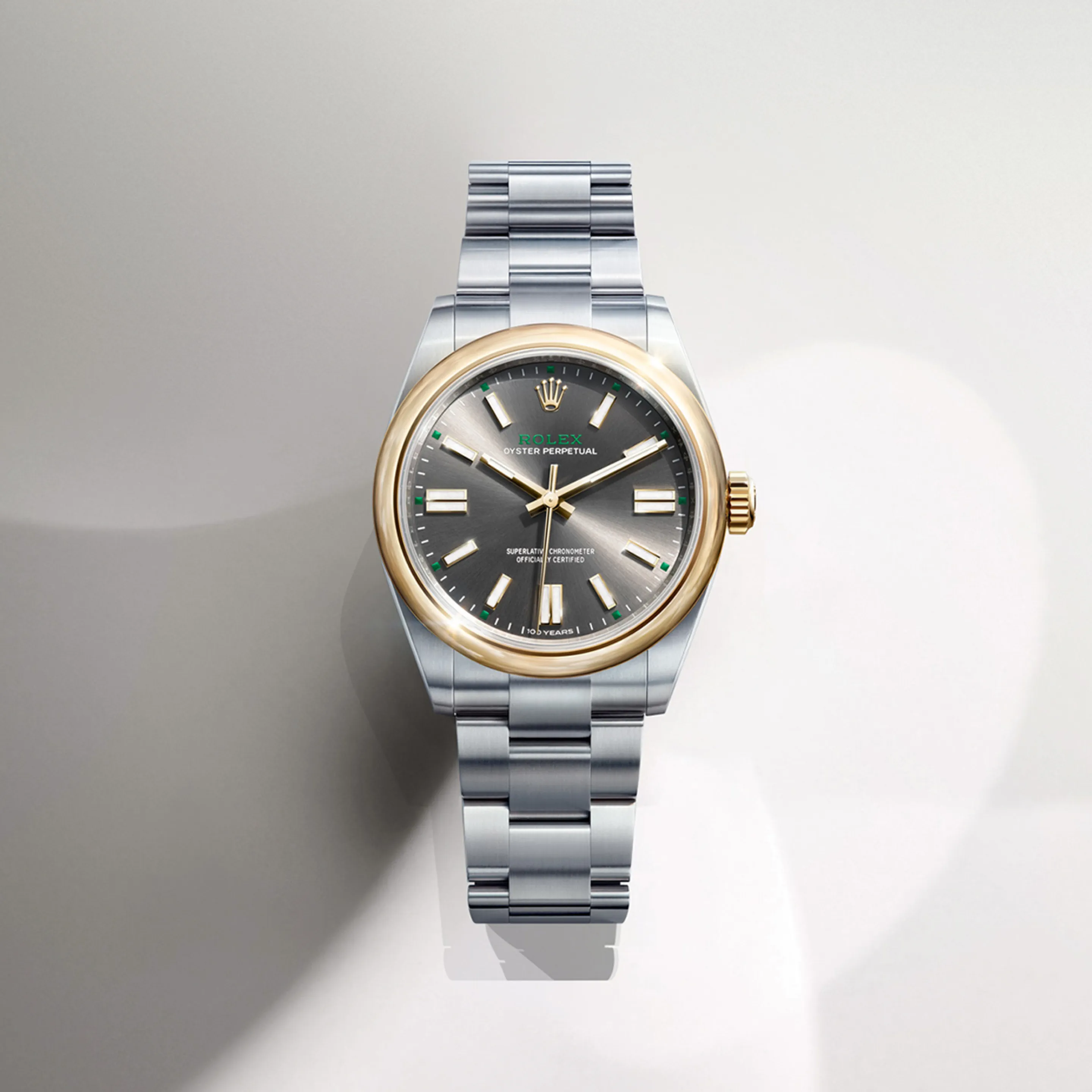 rolex Oyster Perpetual    - Il quadrante dell’Oyster Perpetual 36 offre una reinterpretazione raffinata ed estremamente moderna di questo motivo introdotto alla fine degli anni ’70 e divenuto iconico. Inscena le lettere del nome “Rolex” in un gioco di contrasti che associa un totale di dieci tonalità. Realizzarlo ha rappresentato una sfida, considerato che i colori non vengono applicati contemporaneamente ma uno dopo l’altro. Tutte le forme e le lettere che compongono il motivo devono essere perfettamente posizionate, un lavoro che richiede una precisione estrema.