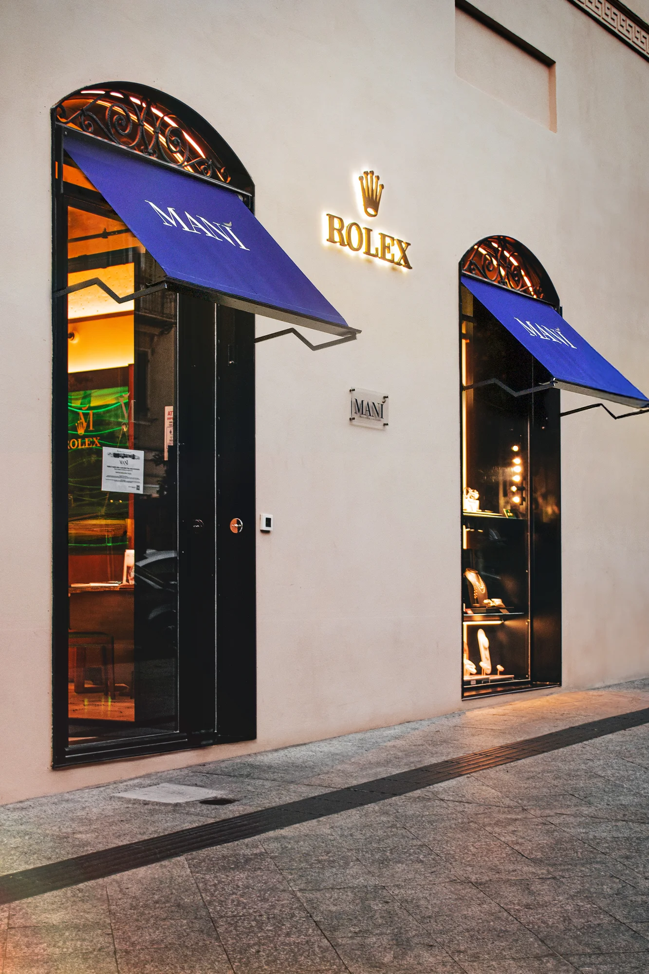 Entrata di Manì Boutique in Via Roma a Sassari